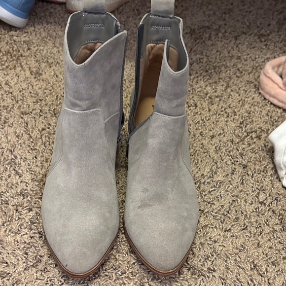 Amazon Essentials Light Gray Ankle Booties - Picture 4 of 9